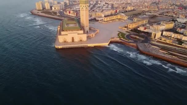 Pemandangan Udara Depan Masjid Hassan Matahari Terbit Casablanca Maroko Berputar — Stok Video