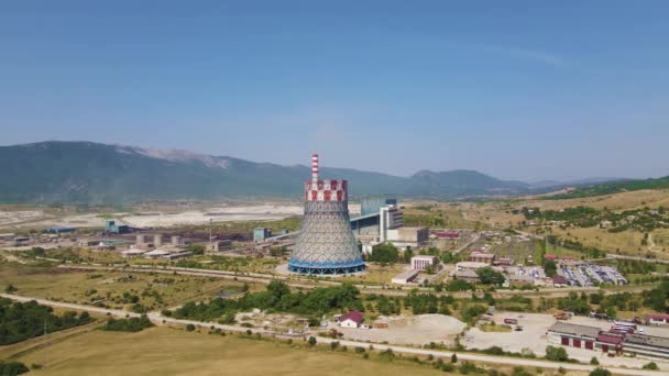 Gacko Hőerőmű Bosznia Hercegovina Légi Kilátás Hűtőtorony Kémény Létesítmény Napsütéses — Stock videók