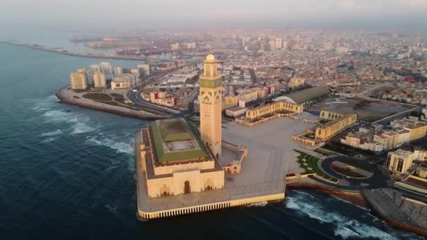 Luftaufnahme Vor Der Hassan Moschee Sonnenaufgang Casablanca Marokko Umlaufbahn Drohnenschuss — Stockvideo