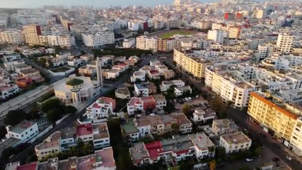 Luchtfoto Zonovergoten Huizen Naar Een Kruising Stad Casablanca Marokko Kantelen — Stockvideo