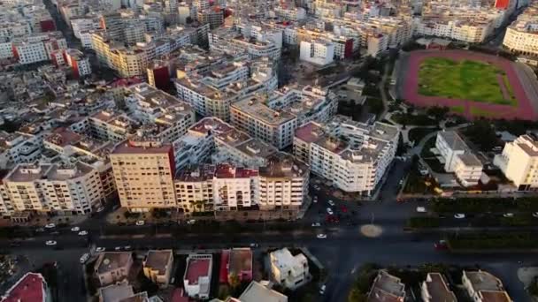 Légi kilátás utcák és épületek, felfedve a Hassan II mecset, Casablanca, Marokkó - dönthető, drónlövés