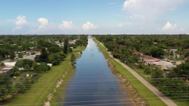 Una Vista Aérea Largo Canal Que Extiende Hasta Horizonte Día — Vídeo de stock