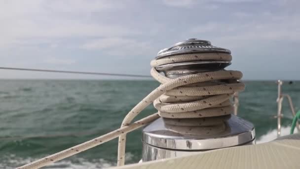 Välj Fokus Handhållen Bild Trissa Och Rep Lyxig Segelbåt Som — Stockvideo