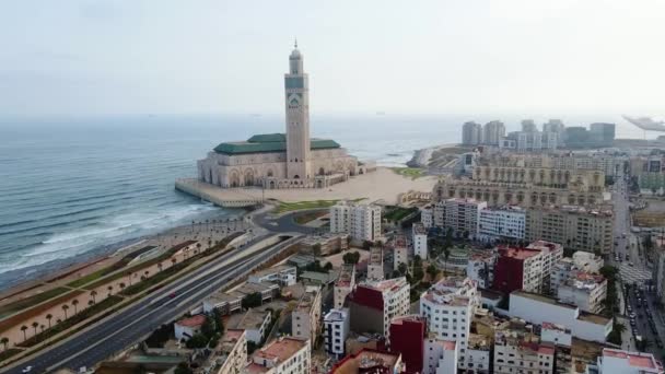 Letecký pohled kolem mešity Hassan II, slunečný den v Casablance, Maroko - kroužení, výstřel z bezpilotních letounů