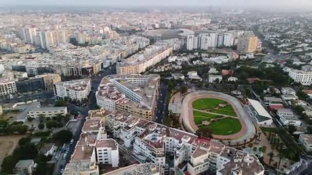 ヴェロドローム サイノドロームとモロッコのカサブランカの街並みを見下ろす空中ドローンの眺め — ストック動画