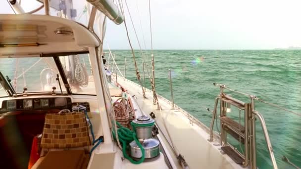 Filmische Ich Perspektive Zeitlupe Segelboot Auf Wunderschönen Grünen Meeren Blick — Stockvideo