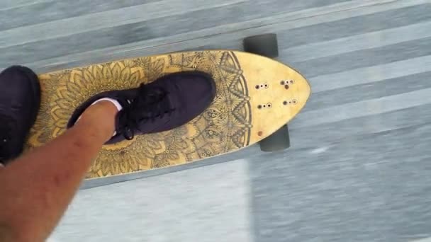 穿着短裤滑板在长板上沿街滑行的男人的下坡Pov 积极的生活方式 — 图库视频影像