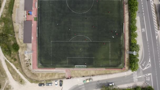 Birdseye légi felett focipálya Spanyolországban egy barátságos helyi játék során vasárnap délután - a legnépszerűbb sport a világon.