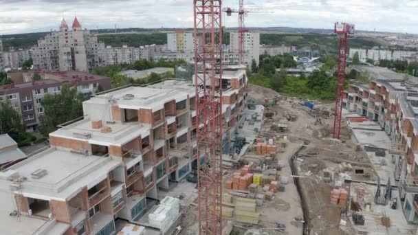 Grúas Sitio Construcción Apartamentos Una Zona Residencial Dron — Vídeos de Stock