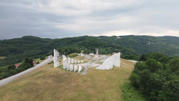 セルビアのカディニャカ 第二次世界大戦記念館 白い石の記念碑 占領地ユーゴスラビアの様子ナチス ドイツ軍のドローン ショット — ストック動画