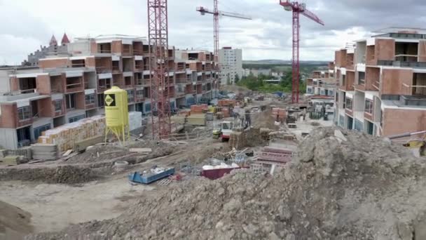 Canteiro Obras Novo Bloco Apartamentos Fora Uma Cidade Drone Zoom — Vídeo de Stock