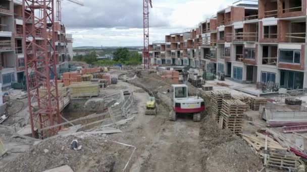 大型住房建筑工地的挖掘机和起重机 无人射击 — 图库视频影像