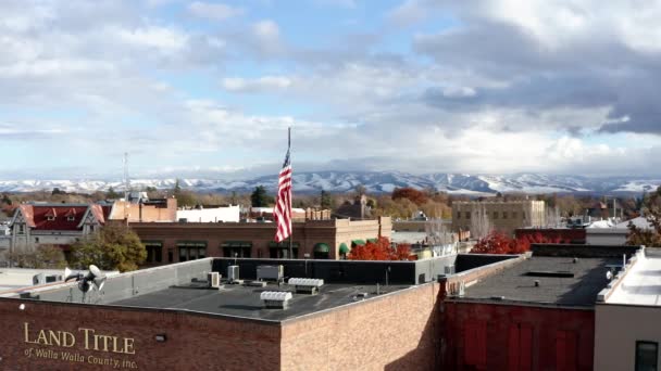 Drohne Schießen Einer Amerikanischen Flagge Herzen Der Innenstadt Walla Walla — Stockvideo