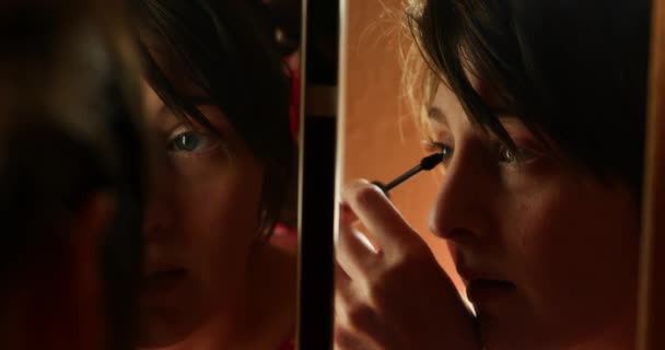 Clip Oscuro Malhumorado Hermosas Mujeres Jóvenes Años Que Ponen Maquillaje — Vídeo de stock