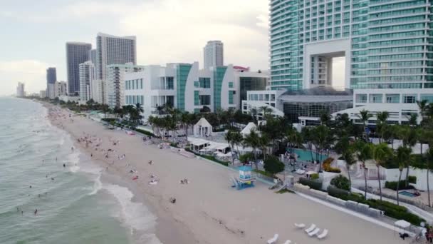 Aerial View People Sunny Isles Beach Cloudy Miami Pan Drone — Stock Video