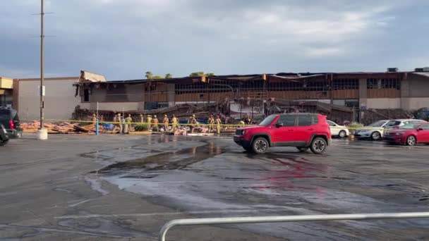 Brandweerlieden Zoeken Puin Bij Instorting Van Supermarkt — Stockvideo