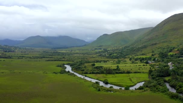 Rzeka Bealanabrack Maum Connemara Hrabstwo Galway Irlandia Lipiec 2021 Drone — Wideo stockowe