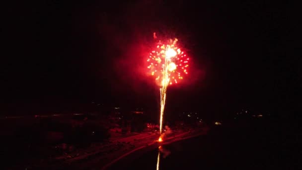 Final Los Fuegos Artificiales Explotando Oscuridad Mientras Dron Vuela Sobre — Vídeo de stock