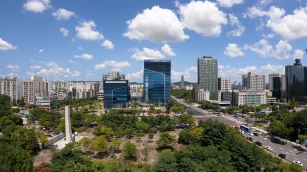 Samtida Byggnader Och Dagtid Trafik Vägen Scen Centrum Daejeon Sydkorea — Stockvideo