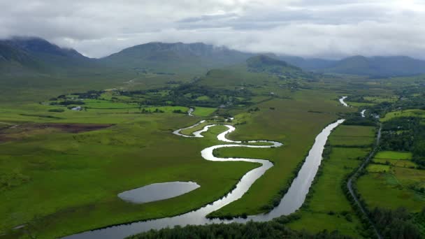 Failmore River Maum Connemara County Galway Ireland July 2021 ドローンは西に向かいながら徐々に上昇し — ストック動画