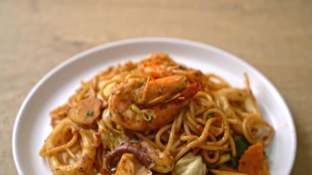 Stir Fried Tom Yum Seafood Dried Spaghetti Fusion Food Style — Stock Video