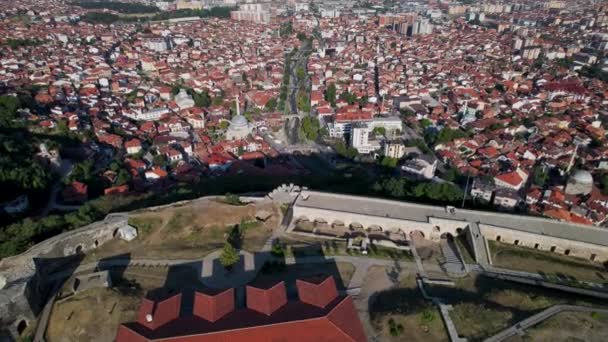 Repül Gyönyörű Város Prizren Felfedve Ősi Vár Falak Dombon — Stock videók