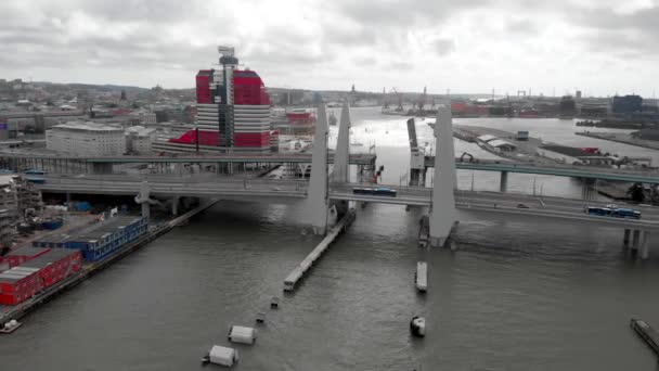 Aerial Dolly Shot Przechwytywanie Pojazdów Przekraczających Rzekę Gota Moście Hisingsbron — Wideo stockowe