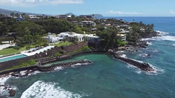 Panoramische Drone Schot Zwarte Punt Oahu Met Kleine Golven Crashen — Stockvideo