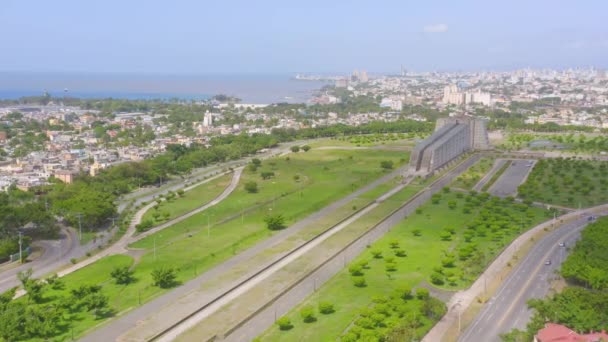 Vuelo Aéreo Sobre Zona Verde Con Moderno Faro Colón Ciudad — Vídeo de stock