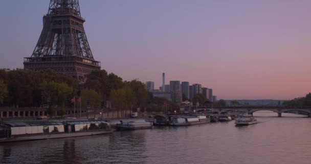 Eiffeltoren Boten Langs Seine Met Zonsondergang Parijs Frankrijk — Stockvideo