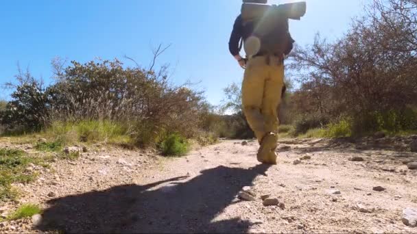 남자가 배낭을 일광욕을 즐기며 사막의 더러운 — 비디오