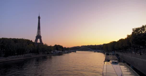 Krásný výhled na Eiffelovu věž podél řeky Seiny v Paříži, Francie.