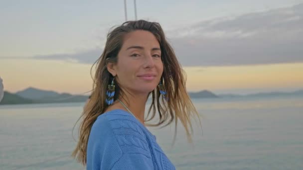Eine Reisende Auf Einem Segelboot Lächelt Die Kamera Sonnenuntergang Über — Stockvideo
