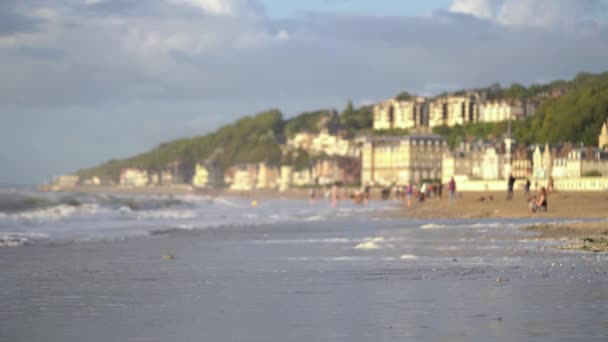 Turyści Piaszczystym Brzegu Plaży Widokiem Nabrzeże Hotele Tle Trouville Francja — Wideo stockowe