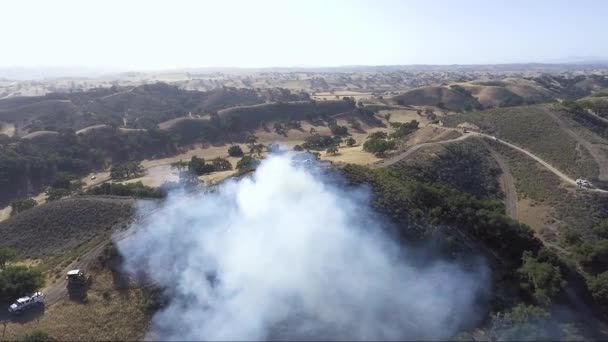 Bulldozer Esconde Canto Como Fumaça Plumas Acima Dele — Vídeo de Stock