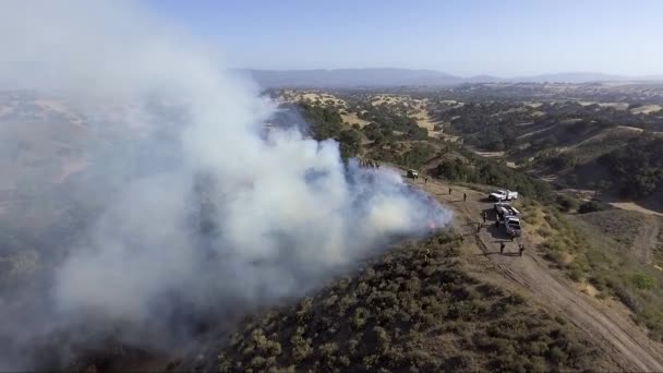 Camiones Bomberos Sientan Encima Una Cresta Llamas — Vídeos de Stock