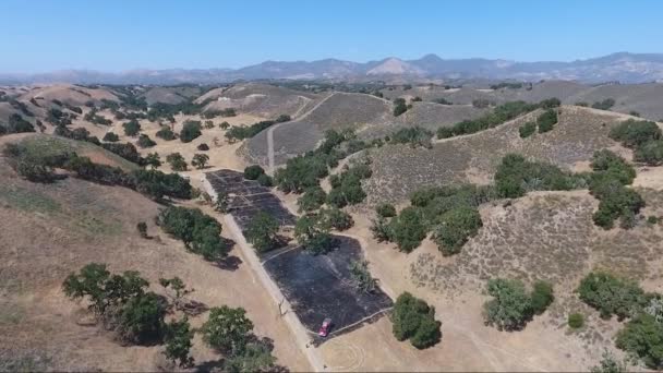 Pastizales Quemados Bombero Trainee Debajo Cresta — Vídeos de Stock