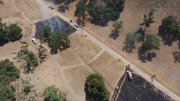 Aerial Πυροσβέστες Καίνε Τετράγωνα Οικόπεδα Για Εξάσκηση — Αρχείο Βίντεο