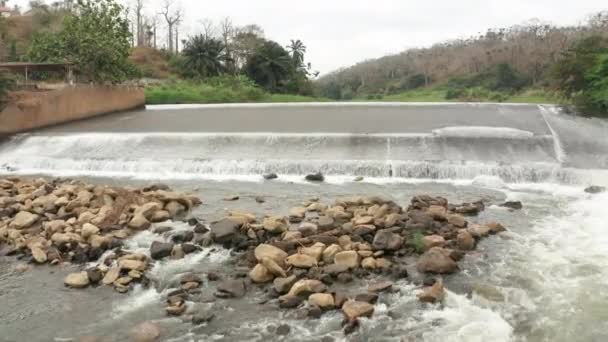 Vei Elv Dam Ved Elv Angola Afrika – stockvideo