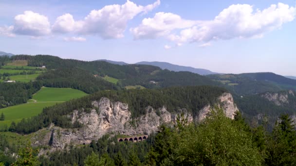 Panoramatický Letecký Pohled Skalnaté Útesy Neuvěřitelné Zelené Evropské Horské Krajině — Stock video