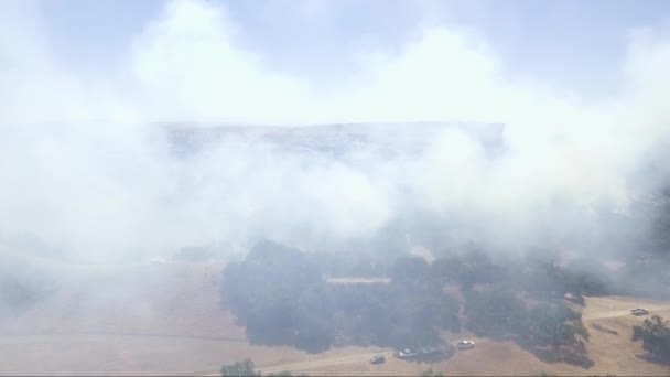 Camion Siedono Fondo Una Cresta Fumosa Piena Fuoco — Video Stock