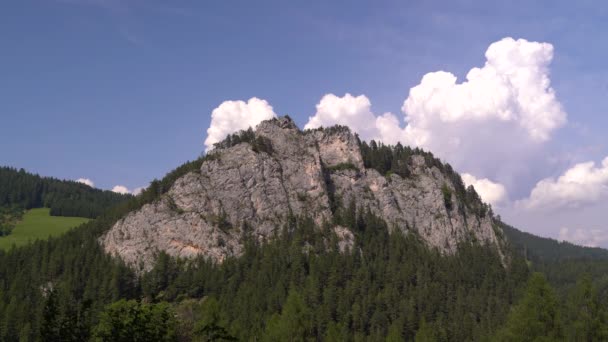 Alta Montaña Rocosa Naturaleza Con Hermosa Formación Nubes Bosque — Vídeo de stock