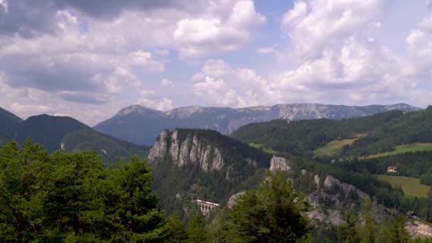 Široké Otevřené Panorama Horami Zelenými Kopci Modrou Oblohou — Stock video