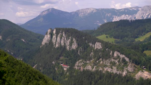 在奥地利 货运列车在铁路上通过令人叹为观止的山地景观 — 图库视频影像
