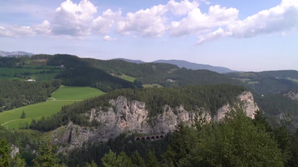Schöne Landschaft Mit Felswänden Wald Und Wolkenverhangenem Himmel — Stockvideo