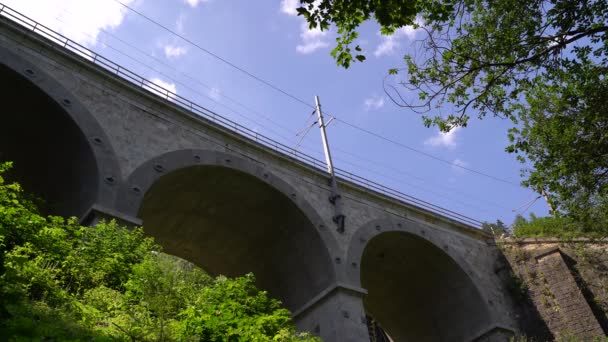 Dívat Viadukt Oblouky Proti Modré Obloze Kolejnicemi — Stock video