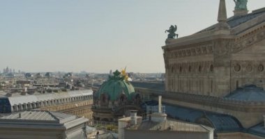 Garnier Operasının Dış Görünümü (Palais Garnier) Paris, Fransa 'da Heykellerin Üstü. - Geniş çaplı