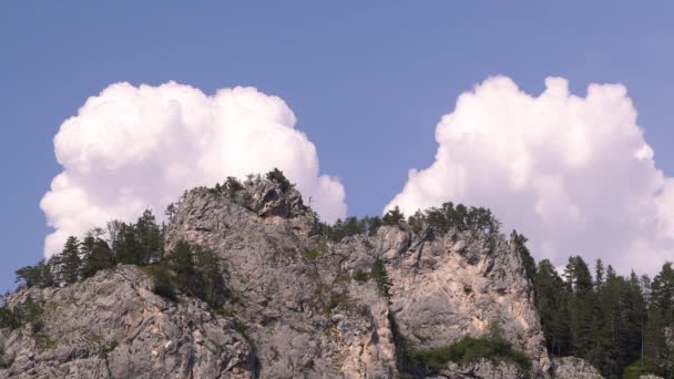 Κοντινό Πλάνο Των Όμορφων Βράχων Ψηλά Σύννεφα Και Λίγα Δέντρα — Αρχείο Βίντεο