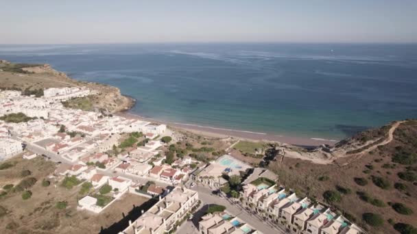 葡萄牙阿尔加维布尔高海滨度假住房的空中飞行 — 图库视频影像