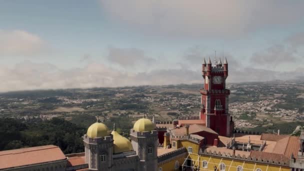 Panning Aérea Tiro Torno Torre Relógio Palácio Pena Contra Sintra — Vídeo de Stock